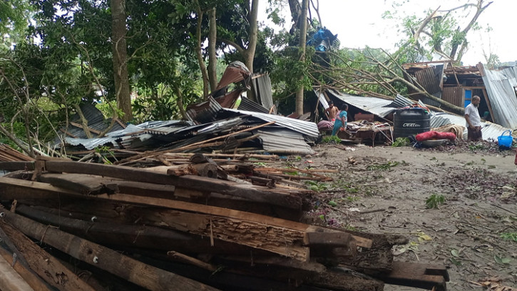 ১ মিনিটের টর্নেডোয় তিন গ্রাম লণ্ডভণ্ড